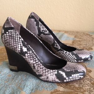 Tore Burch Astoria Wedge Size 7.5 Pump